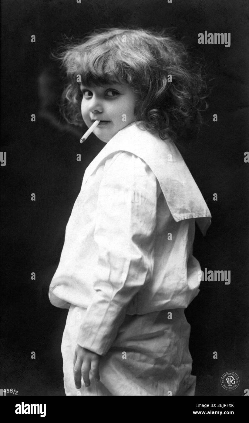 Fille fumant une cigarette, 1920, Un enfant avec une cigarette dans la bouche, dans une photo vintage saisissante et incongrue en noir et blanc, photo historique Banque D'Images