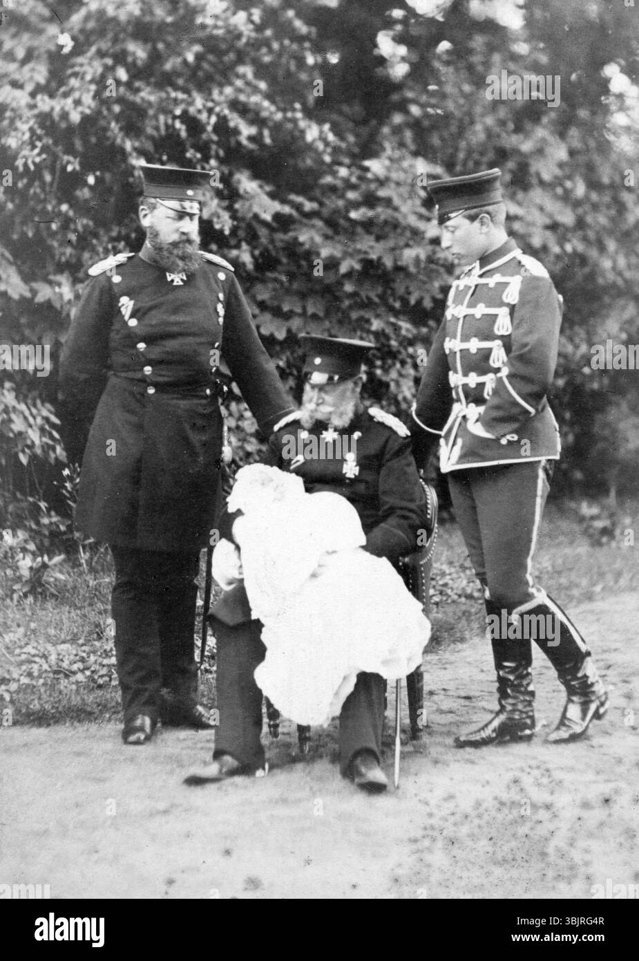 Photo originale des trois empereurs Guillaume Ier, Frédéric III et Guillaume II avec leur fils, 1910 ans, trois hommes en uniforme militaire debout avec un bab Banque D'Images