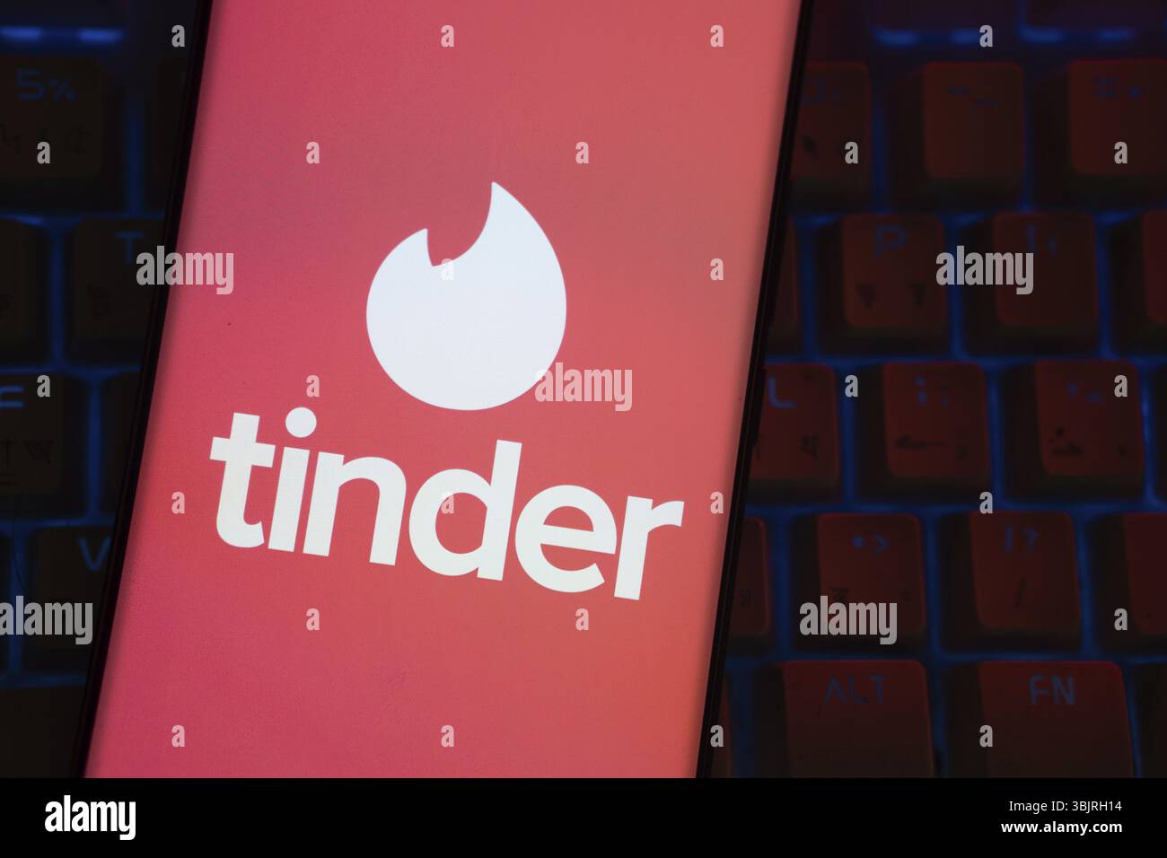 Dhaka, Bangladesh - 18 mars 2025 : le logo du Tinder est affiché sur l'écran d'un smartphone Banque D'Images