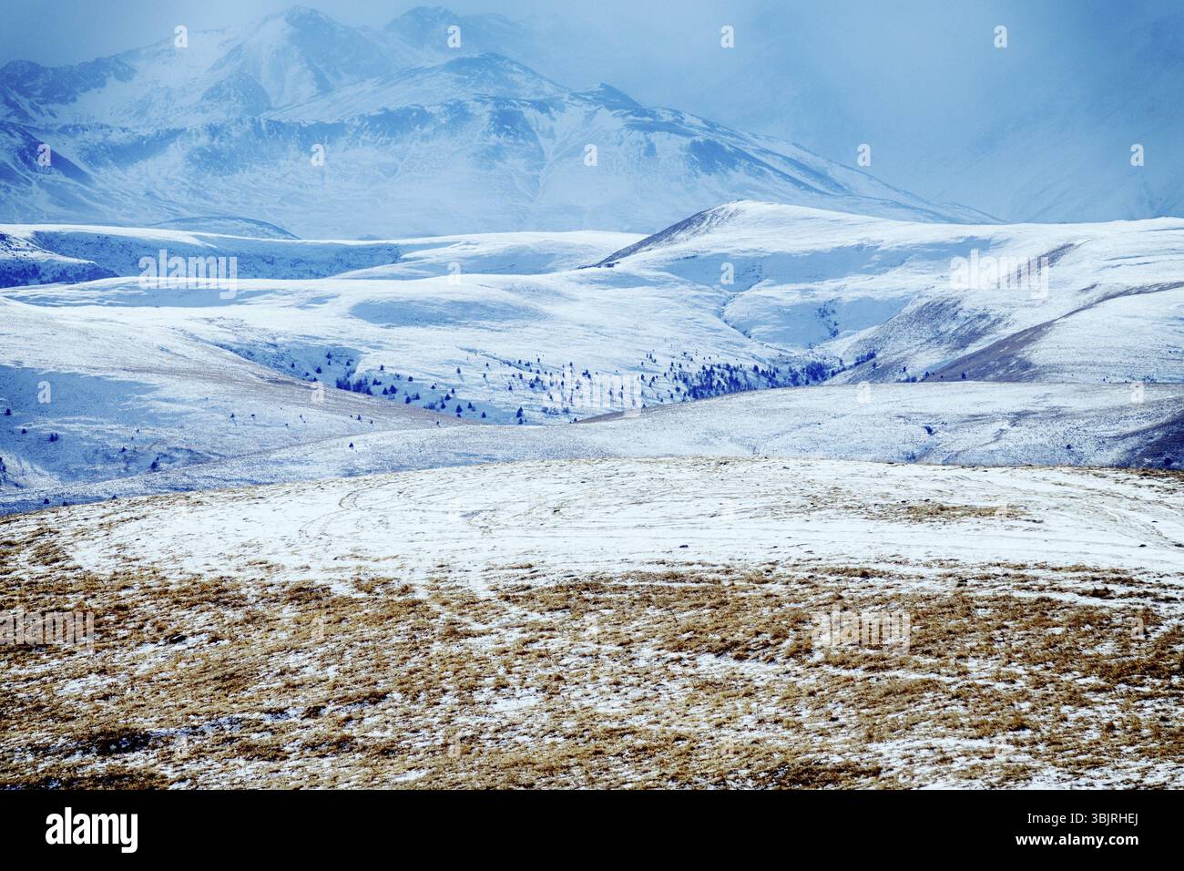 Derrière ces contreforts d'hiver vous pouvez voir dans la grande distance misty Caucase (montagnes de l'adolescent) - frontière géographique de l'Asie et l'Europe, Banque D'Images