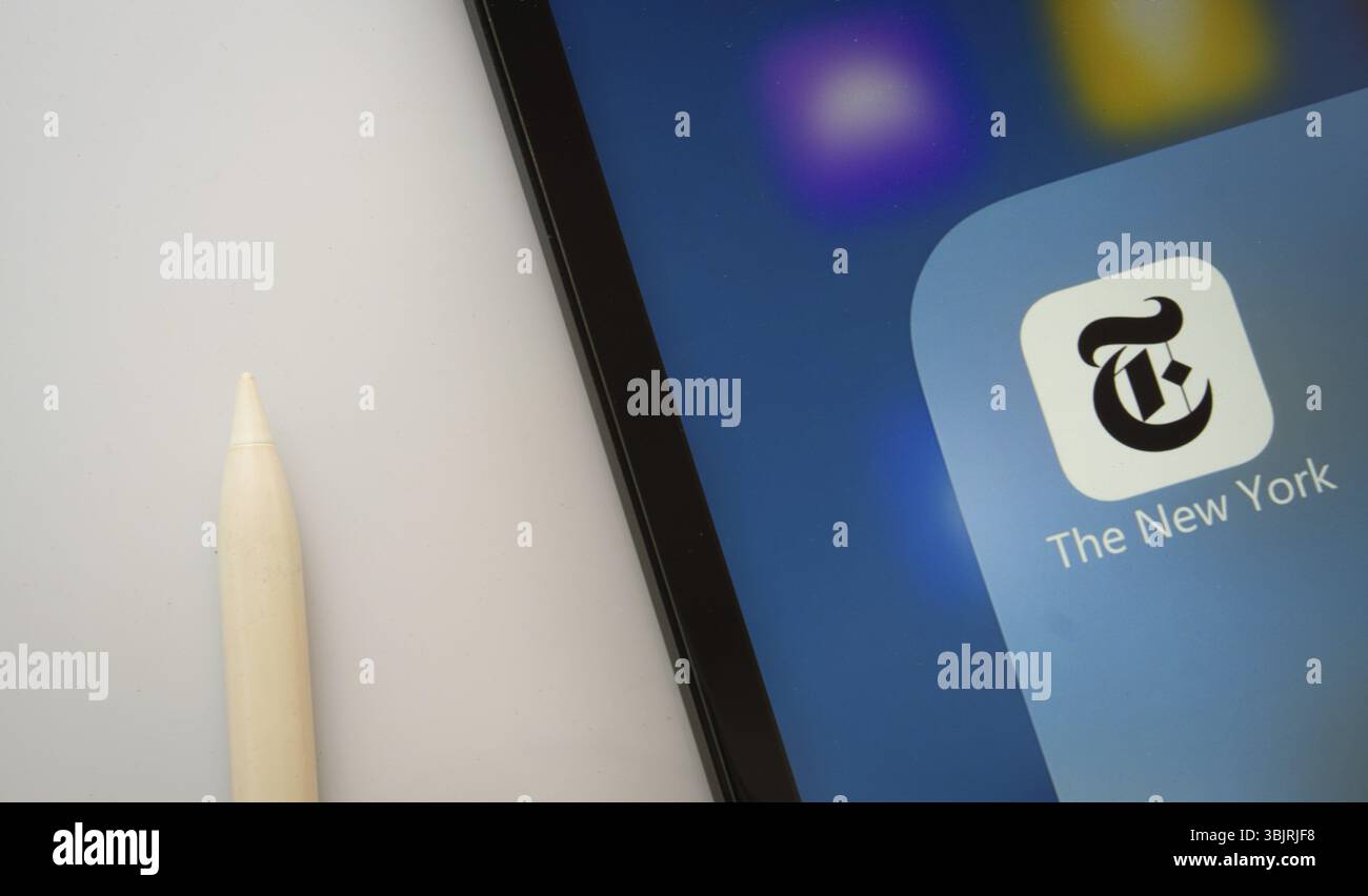 Dhaka, Bangladesh- 18 mars 2025 : gros plan d'un écran iPad affichant l'application New york Times Banque D'Images