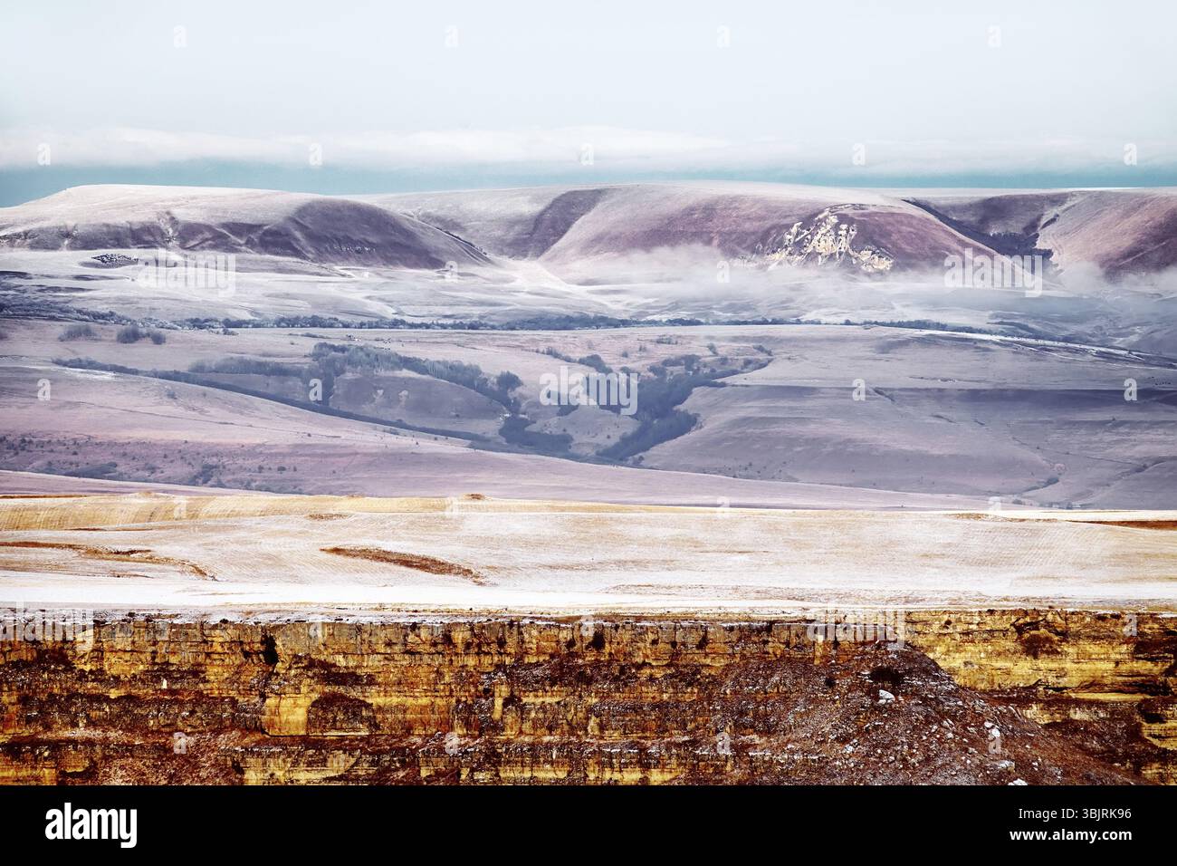 Contreforts du Caucase. Ravins immenses, bord de falaise avec des parois rocheuses d'origine évidemment sédimentaire. Géologie, couche sédimentaire Banque D'Images