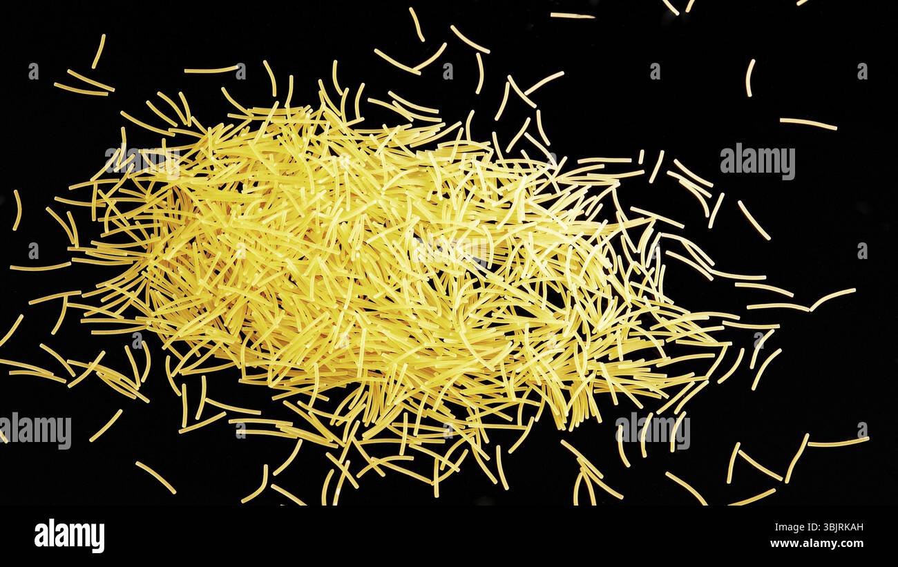 Les vermicelles (pâtes) sur la surface de miroir noir comme si suspendu dans l'air nocturne. Pour la publicité des produits alimentaires Banque D'Images