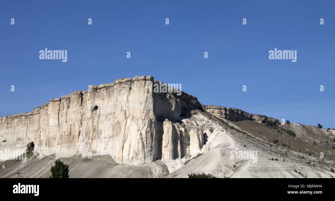 La géologie. 100 mètres puissant rocher calcaire (falaises de craie, des bas, des marnes) 80 millions d'années d'âge, du Crétacé. Dernière partie de Cuesta. E L'eau et l'éolienne Banque D'Images