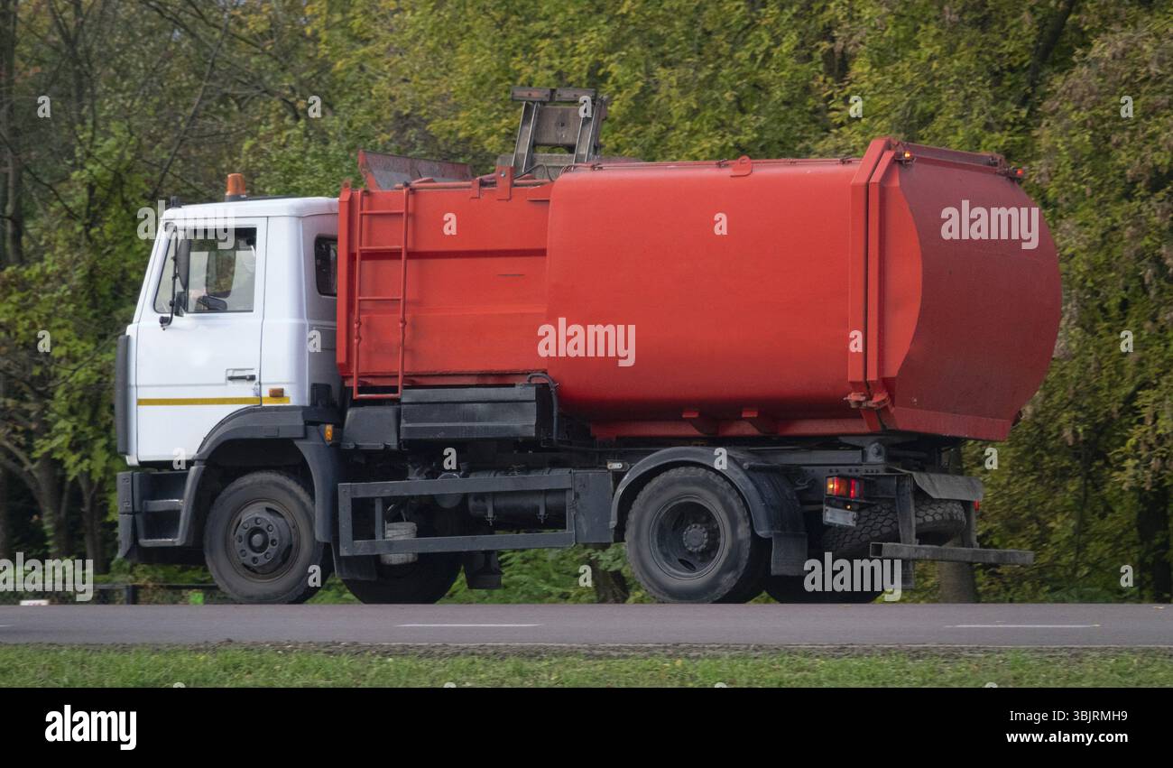 Récupération et nettoyage des ordures. Un camion à ordures est utilisé à l'usine de traitement des déchets Banque D'Images