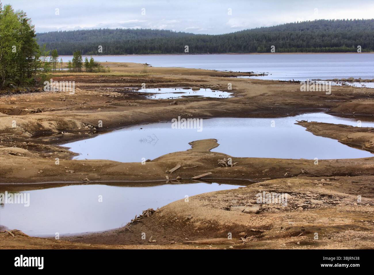 Rejet de l'eau de l'hydroélectricité, le fond de la rivière a été exposé. Catastrophe inattendue, ont été tués des poissons alevins et des insectes aquatiques. Tonalité HDR mappée avec Banque D'Images