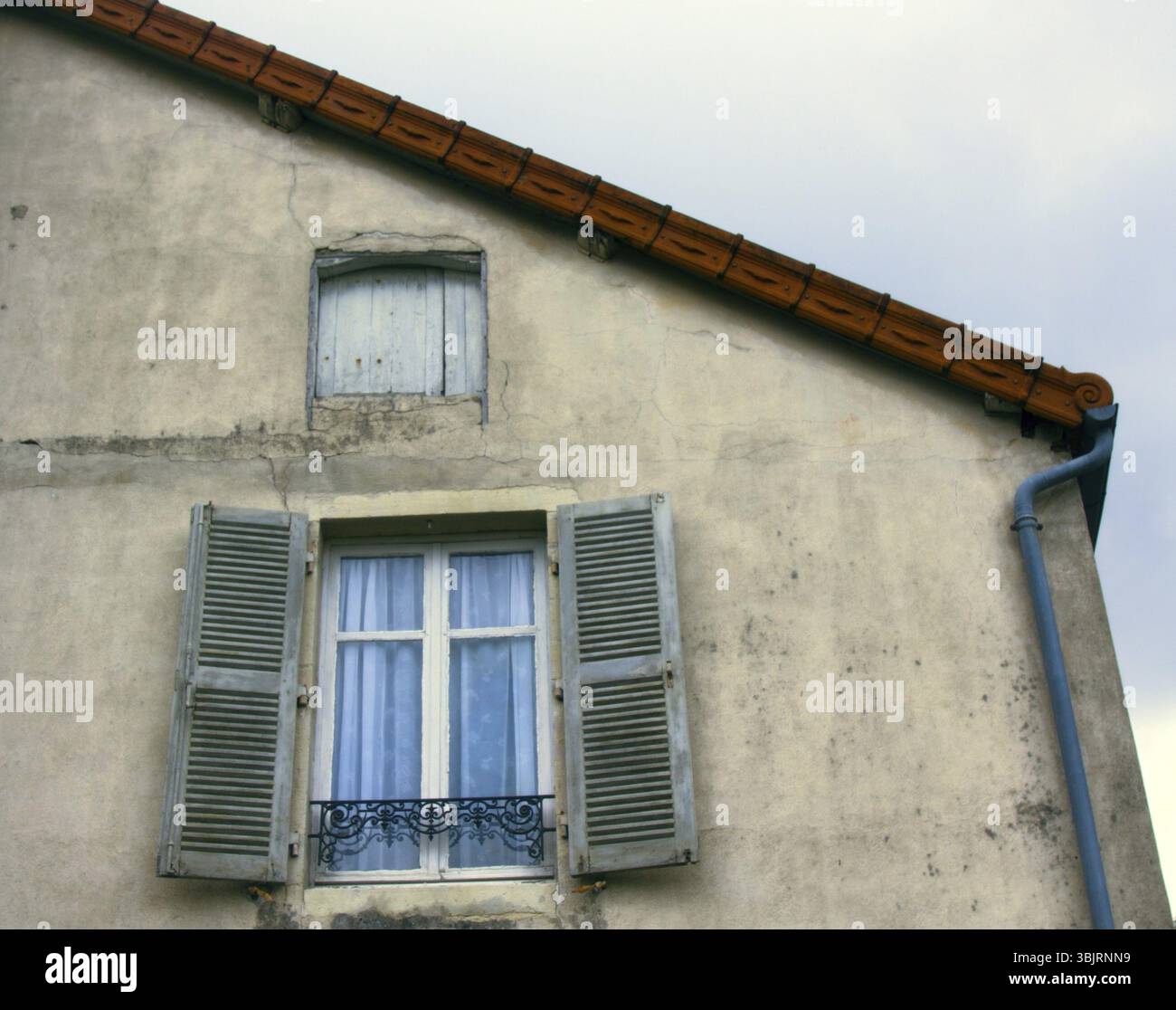 Fenestra encadrée à l'époque médiévale, romane et gothique l'architecture classique - élément de fenêtre : Fenêtre coupe-bordures, coude, doublure de casement. Fenêtre avec shutt Banque D'Images