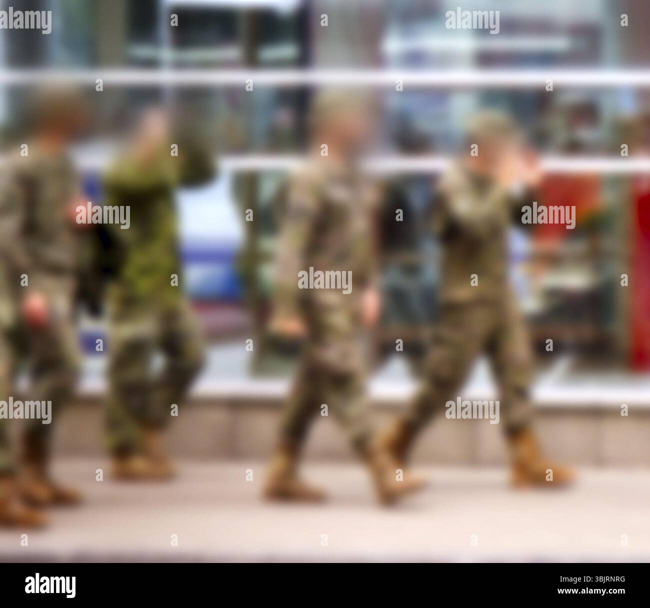 Blur, fort militaire anonyme des hommes en uniforme dans les rues de l'Europe Banque D'Images
