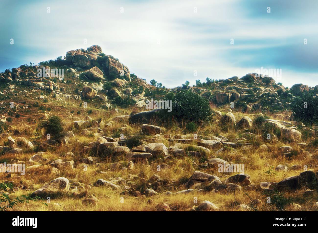 Monde fantastique. Fabuleux paysage de montagne inhabituel pour les jeux PC dans un style fantastique. Illustration de l'ordinateur Banque D'Images