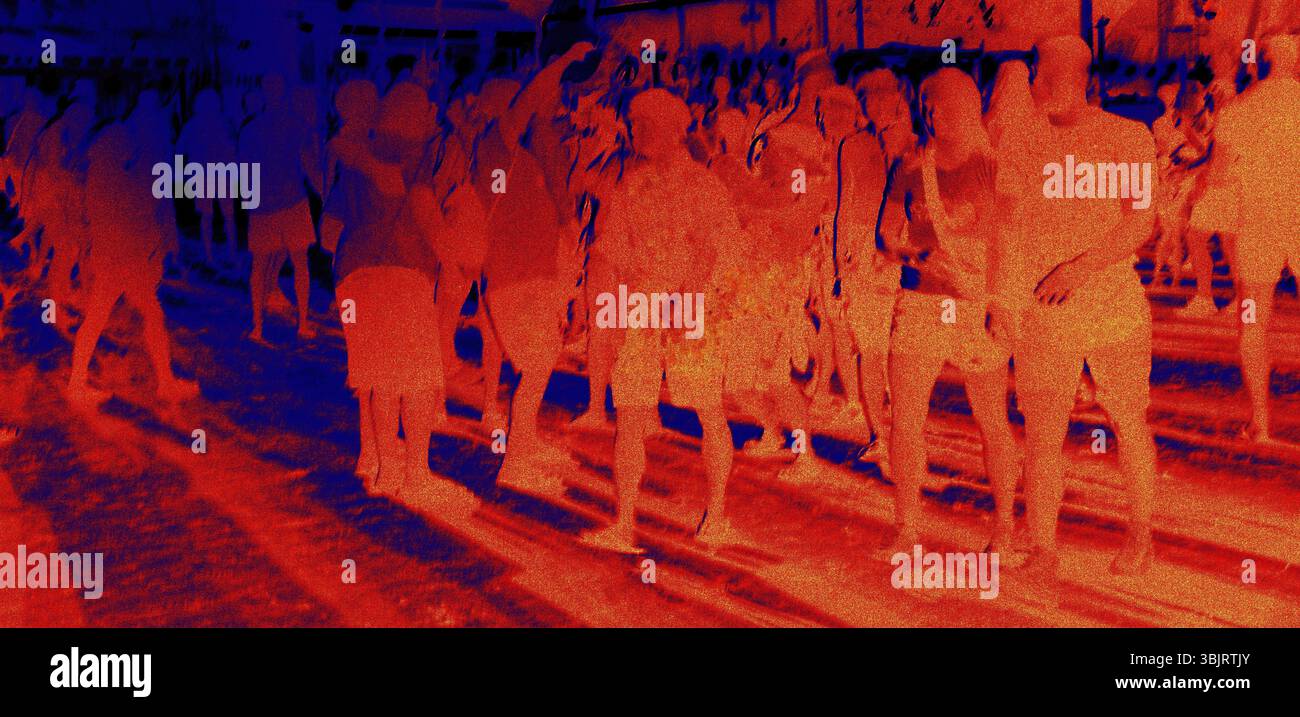 Foules de touristes dans les rues au plus fort de la saison touristique.Analyse de la température corporelle de l'homme à l'aide d'une caméra infrarouge.P flou non reconnaissable Banque D'Images