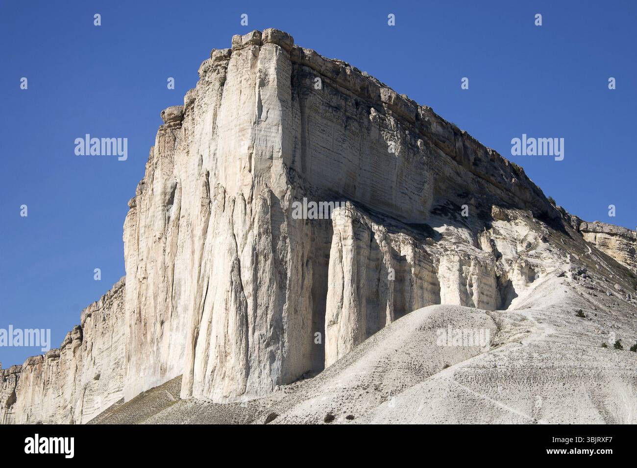 La géologie. 100-m plus puissant rocher calcaire (falaises de craie, des bas, des marnes) 80 millions d'années d'âge, du Crétacé. Dernière partie de Cuesta. L'eau et des éoliennes Banque D'Images