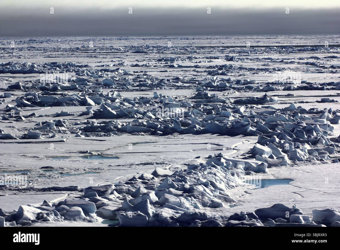 La banquise près du pôle Nord, la glace polaire bosselée. Journée polaire dans la position la plus basse du soleil à la fin de juin Banque D'Images