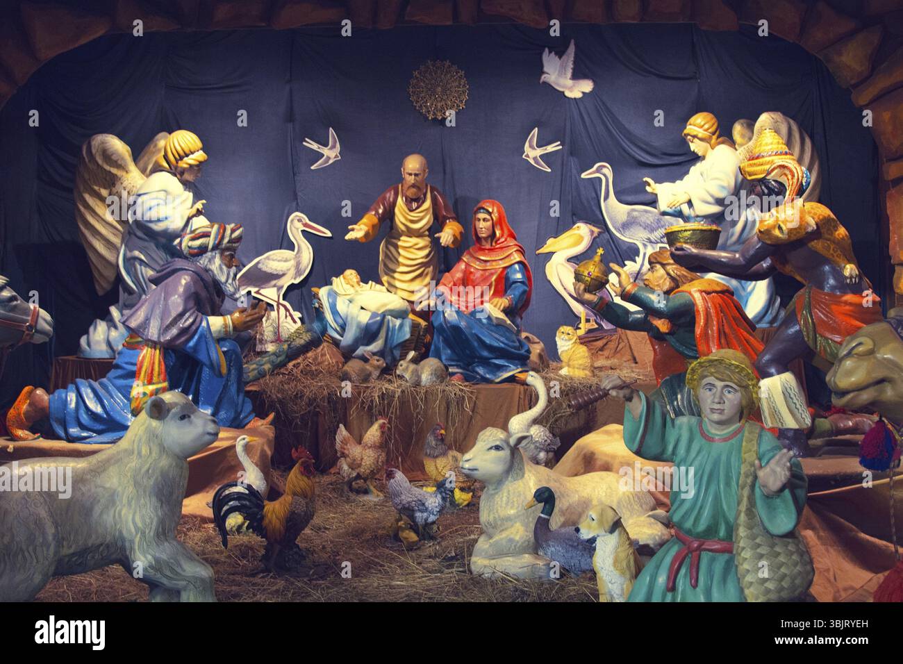 Période de Noël, crèches de Noël, scène de la Nativité. Scène avec des figures volumétriques de peuples et des profils d'oiseaux et d'animaux Banque D'Images