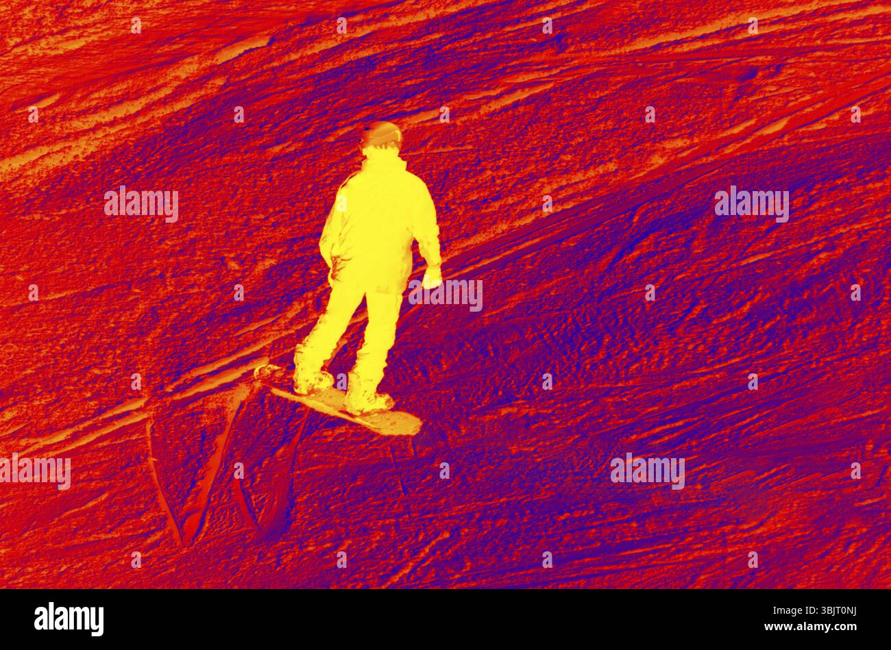Snowboard. Homme en costume de ski et casque descend sur la piste de ski. Analyse de la température corporelle avec une caméra infrarouge Banque D'Images