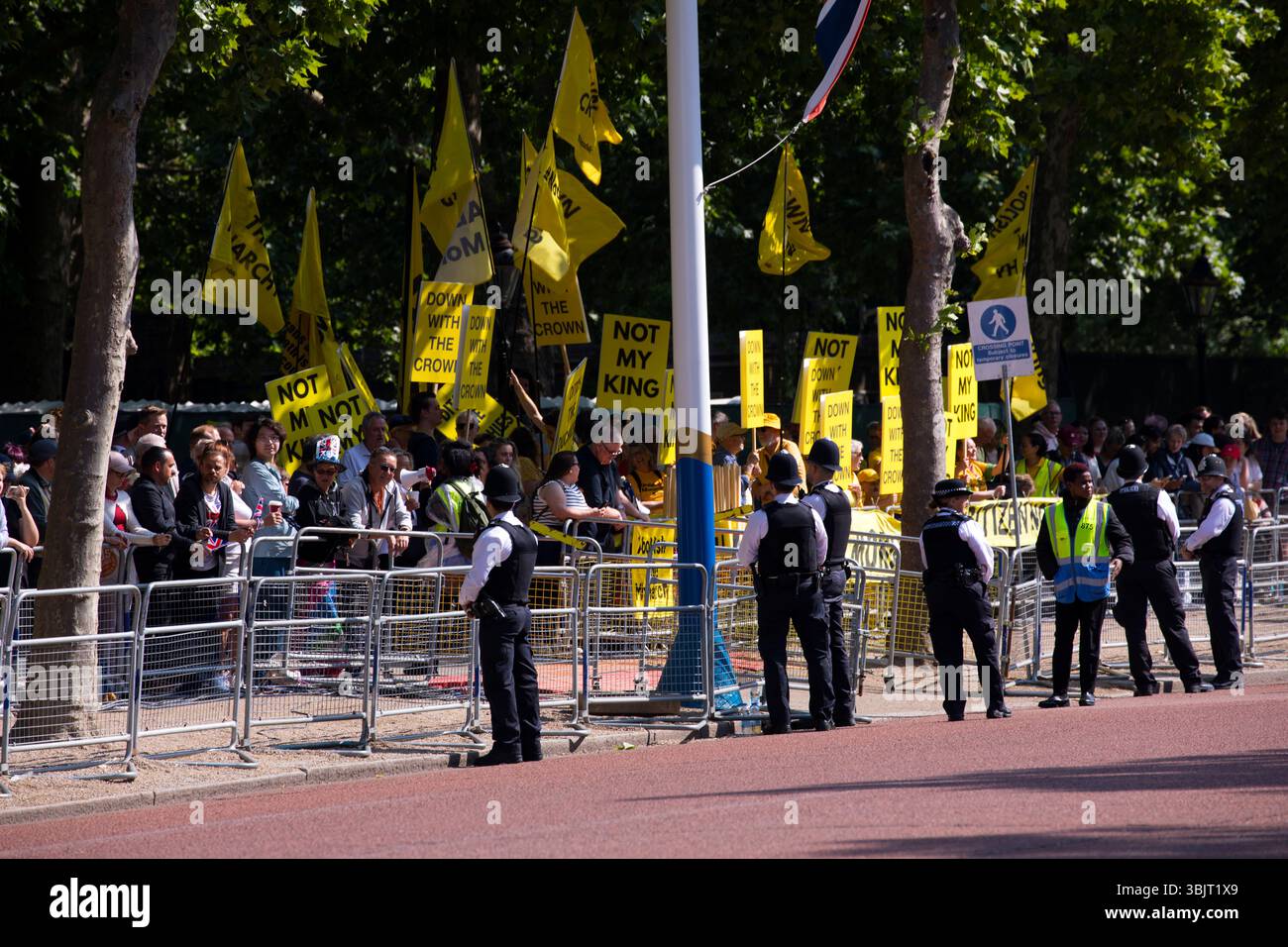 Pas mon roi anti monarchie manifestants démonstration Trooping the Colour Color The Mall Westminster London 2025 Banque D'Images
