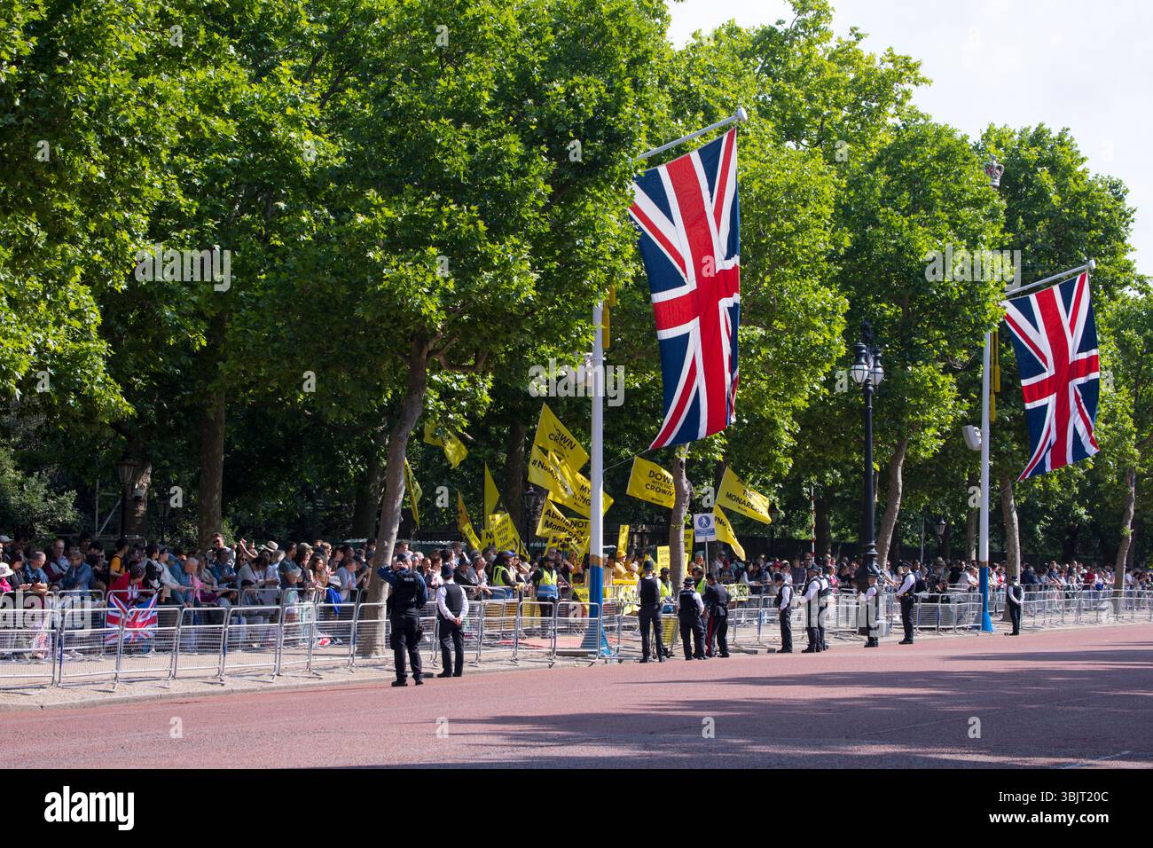 Pas mon roi anti monarchie manifestants démonstration Trooping the Colour Color The Mall Westminster London 2025 Banque D'Images