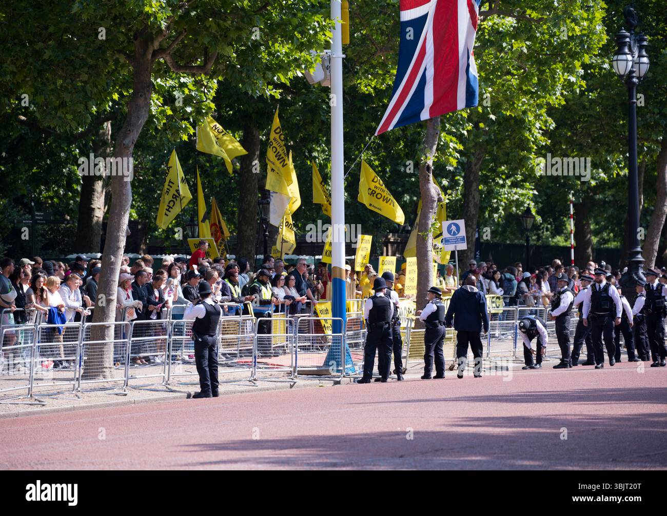 Pas mon roi anti monarchie manifestants démonstration Trooping the Colour Color The Mall Westminster London 2025 Banque D'Images