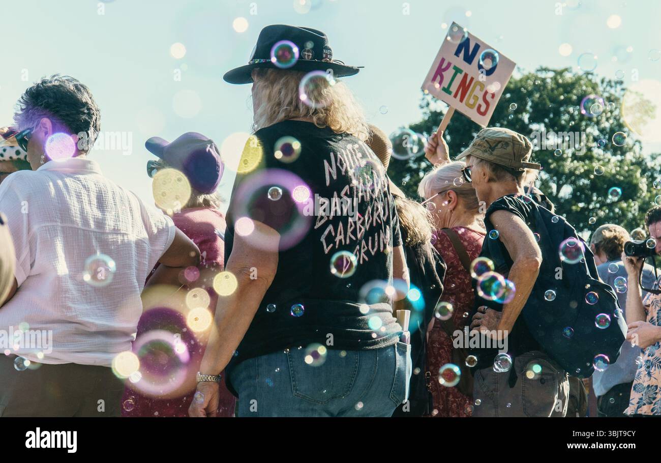 Austin, Texas, États-Unis. 14 juin 2025. Des bulles remplissent l'air pendant le « No Kings Day » à Austin. Des milliers de personnes se sont rassemblées autour du Capitole du Texas à Austin pour une manifestation « No Kings » qui a coïncidé avec l'anniversaire du président Trump et un défilé militaire marquant le 250e anniversaire de l'armée à Washington, DC de nombreux samedi soir protestaient contre leur opposition aux actions de l'administration Trump, allant de la politique d'immigration aux compressions de la main-d'œuvre fédérale. Des dizaines de manifestations « No Kings » ont eu lieu dans tout le pays. Le nom de la manifestation est apparu alors que les organisateurs ont comparé les Banque D'Images