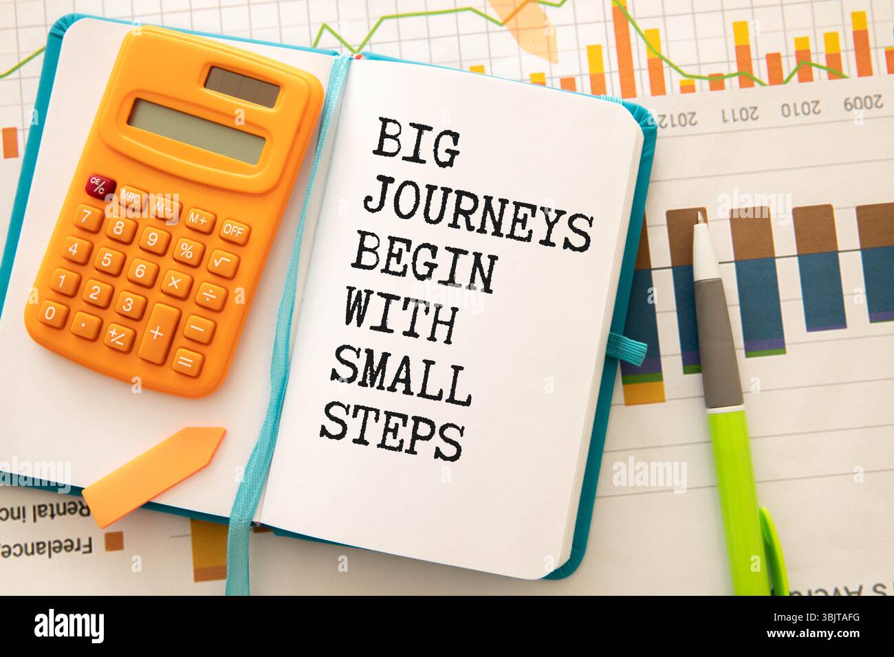 Texte les grands voyages commencent par de petits pas sur papier Banque D'Images