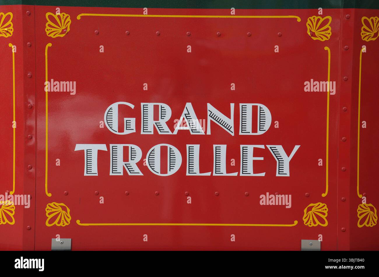 Chariot rouge vif avec texte vintage et détails jaunes ornés Banque D'Images