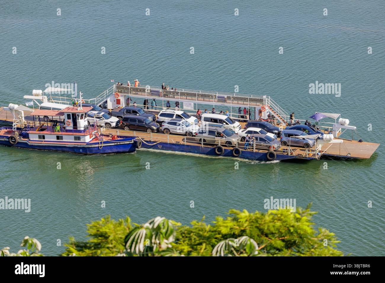 Puerto Iguazu, Misiones, Argentine - 18 mai 2025 : radeau chargé de voitures naviguant sur la rivière Iguazu. Banque D'Images