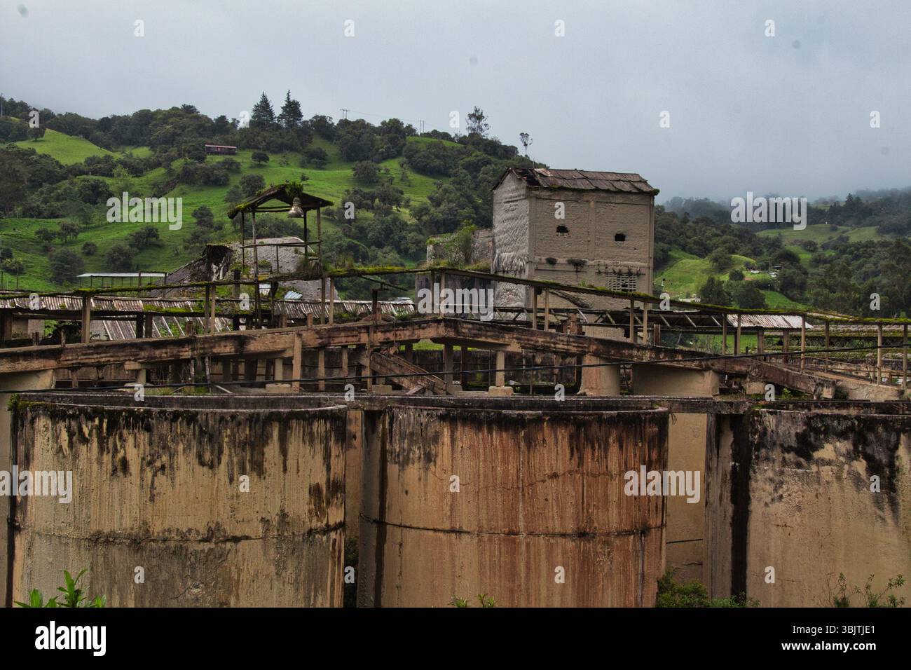 Mine abandonnée à la Calera près de Bogotá, en Colombie, un site de ruines industrielles et d'histoire oubliée dans les montagnes andines. Banque D'Images