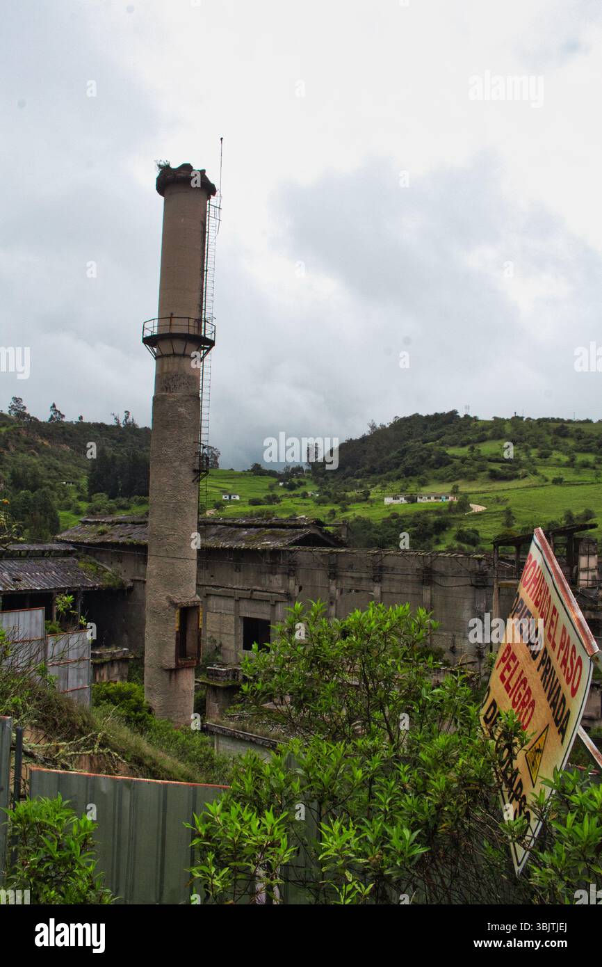 Mine abandonnée à la Calera près de Bogotá, en Colombie, un site de ruines industrielles et d'histoire oubliée dans les montagnes andines. Banque D'Images