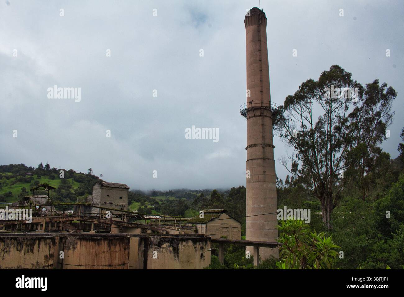 Mine abandonnée à la Calera près de Bogotá, en Colombie, un site de ruines industrielles et d'histoire oubliée dans les montagnes andines. Banque D'Images