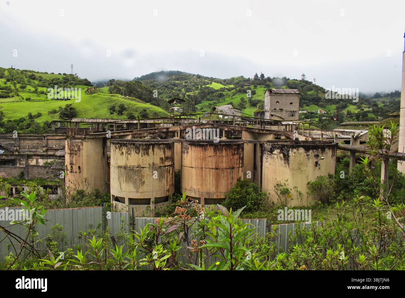 Mine abandonnée à la Calera près de Bogotá, en Colombie, un site de ruines industrielles et d'histoire oubliée dans les montagnes andines. Banque D'Images