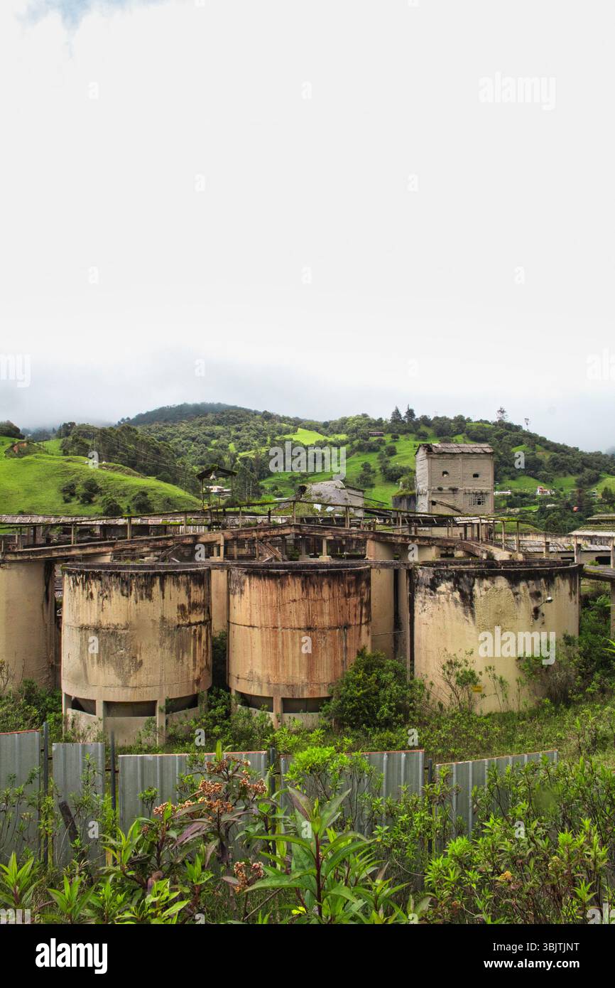 Mine abandonnée à la Calera près de Bogotá, en Colombie, un site de ruines industrielles et d'histoire oubliée dans les montagnes andines. Banque D'Images