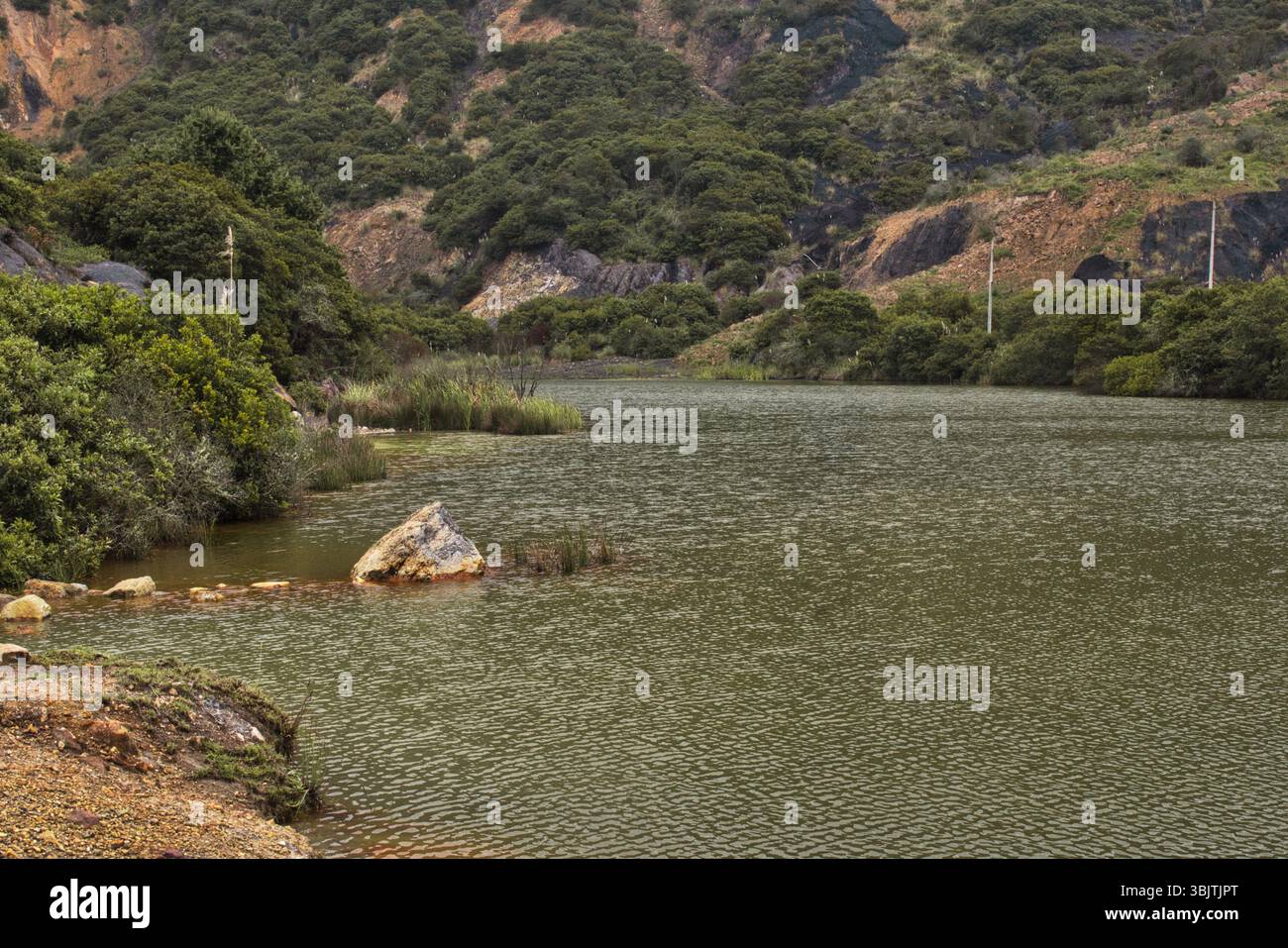 Mine abandonnée à la Calera près de Bogotá, en Colombie, un site de ruines industrielles et d'histoire oubliée dans les montagnes andines. Banque D'Images
