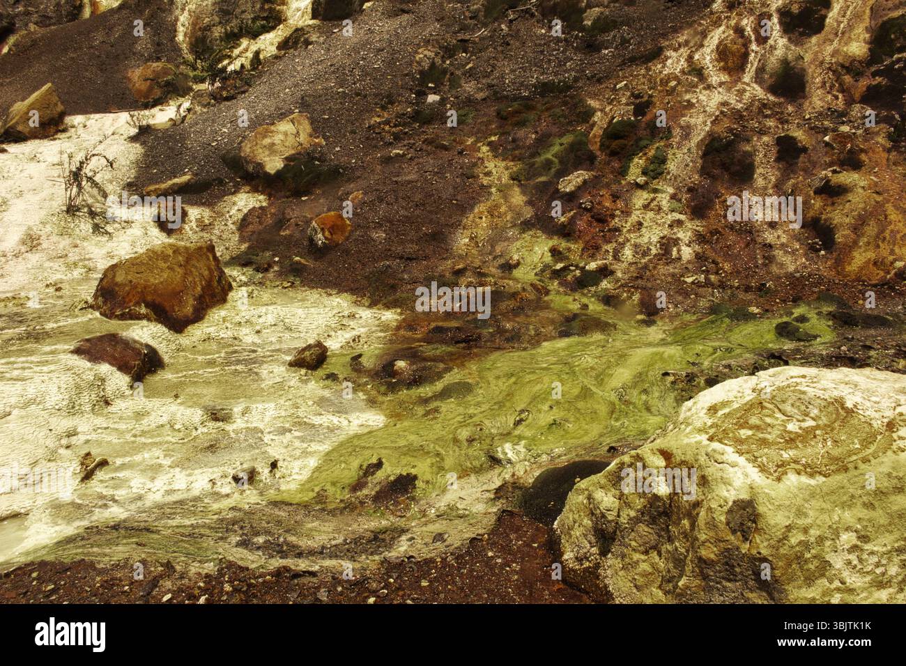 Mine abandonnée à la Calera près de Bogotá, en Colombie, un site de ruines industrielles et d'histoire oubliée dans les montagnes andines. Banque D'Images
