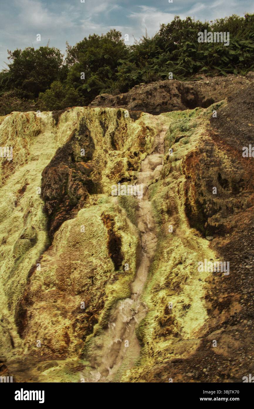 Mine abandonnée à la Calera près de Bogotá, en Colombie, un site de ruines industrielles et d'histoire oubliée dans les montagnes andines. Banque D'Images