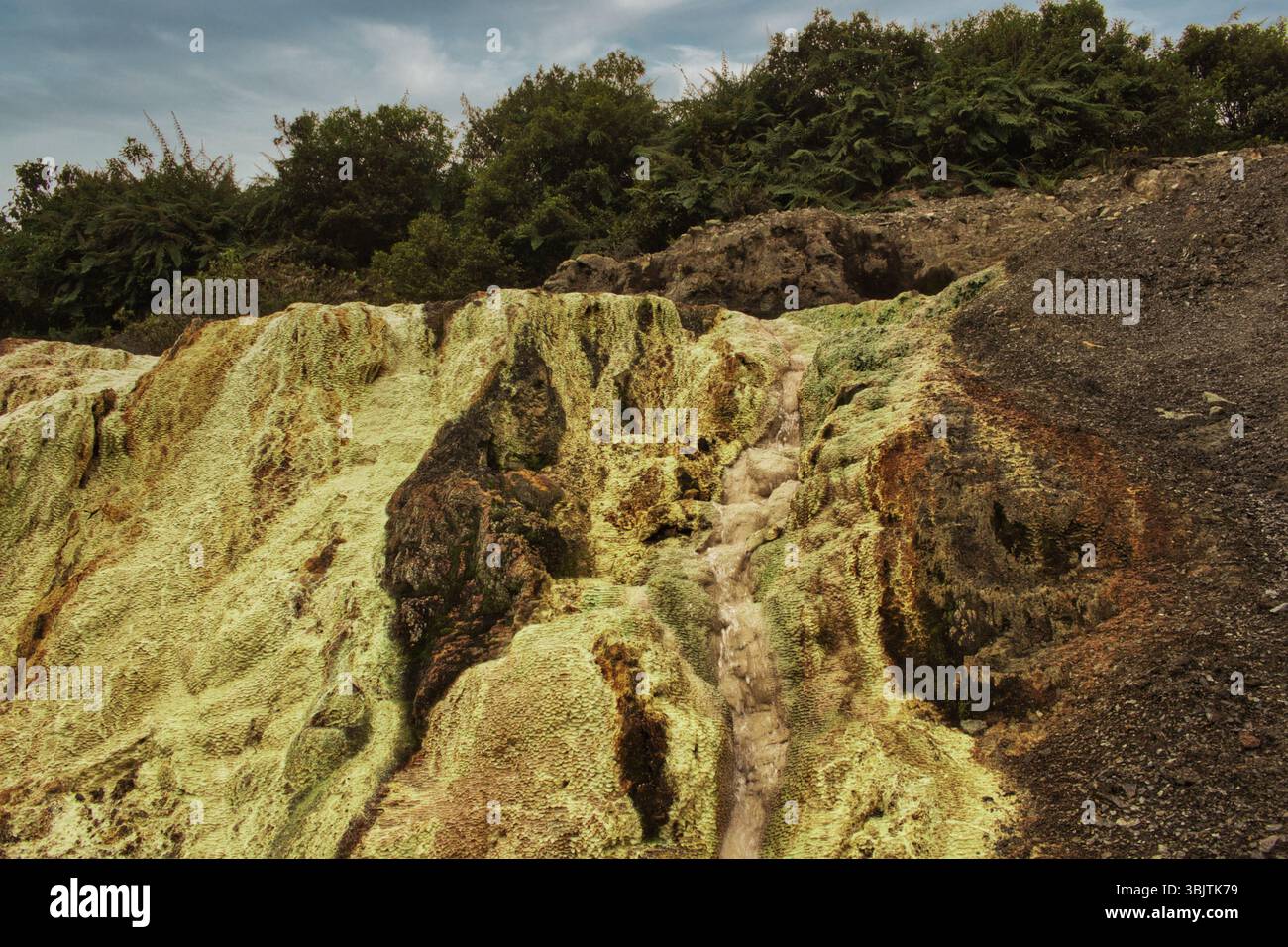 Mine abandonnée à la Calera près de Bogotá, en Colombie, un site de ruines industrielles et d'histoire oubliée dans les montagnes andines. Banque D'Images