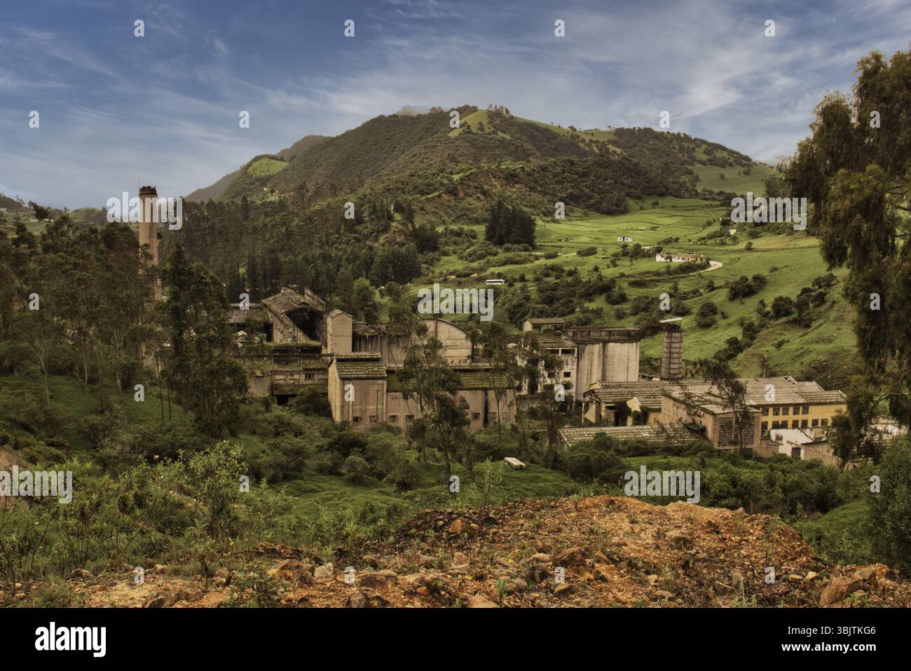 Mine abandonnée à la Calera près de Bogotá, en Colombie, un site de ruines industrielles et d'histoire oubliée dans les montagnes andines. Banque D'Images
