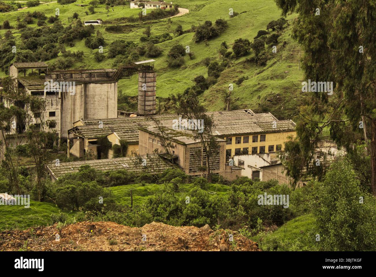 Mine abandonnée à la Calera près de Bogotá, en Colombie, un site de ruines industrielles et d'histoire oubliée dans les montagnes andines. Banque D'Images