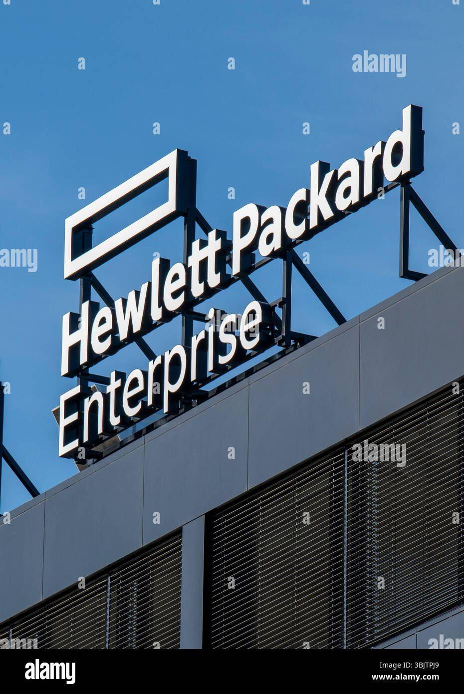 Bratislava, Slovaquie - 10 mai 2025 : signature Hewlett Packard Enterprise sur le bâtiment. HPE est une multinationale américaine de technologie de l'information c Banque D'Images