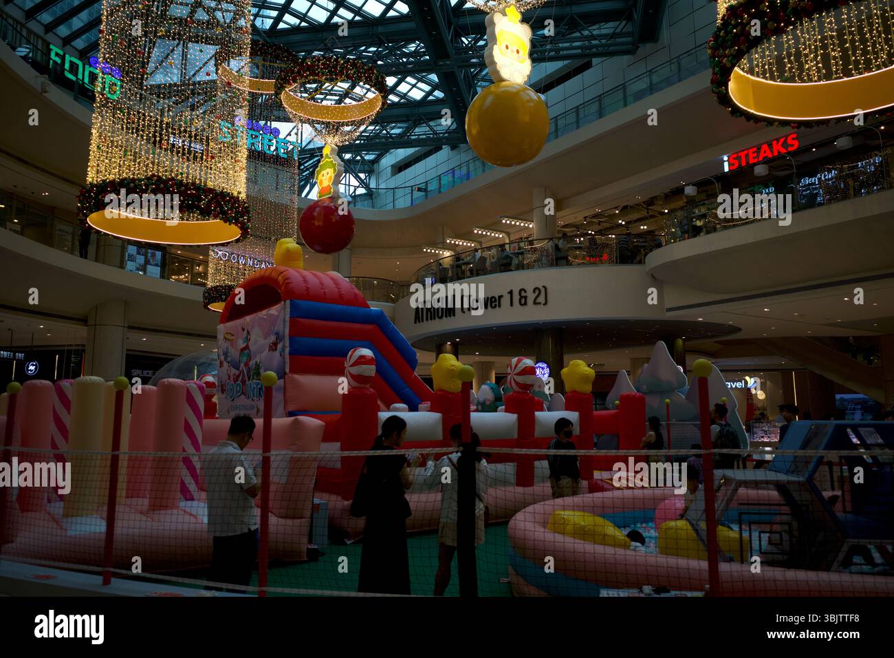 Singapour - 29 novembre 2024 : une aire de jeux dans l'Atrium, Suntec City, Singapour. Banque D'Images Singapour - 29 novembre 2024 : une aire de jeux dans l'Atrium, Suntec City, Singapour. Banque D'Images