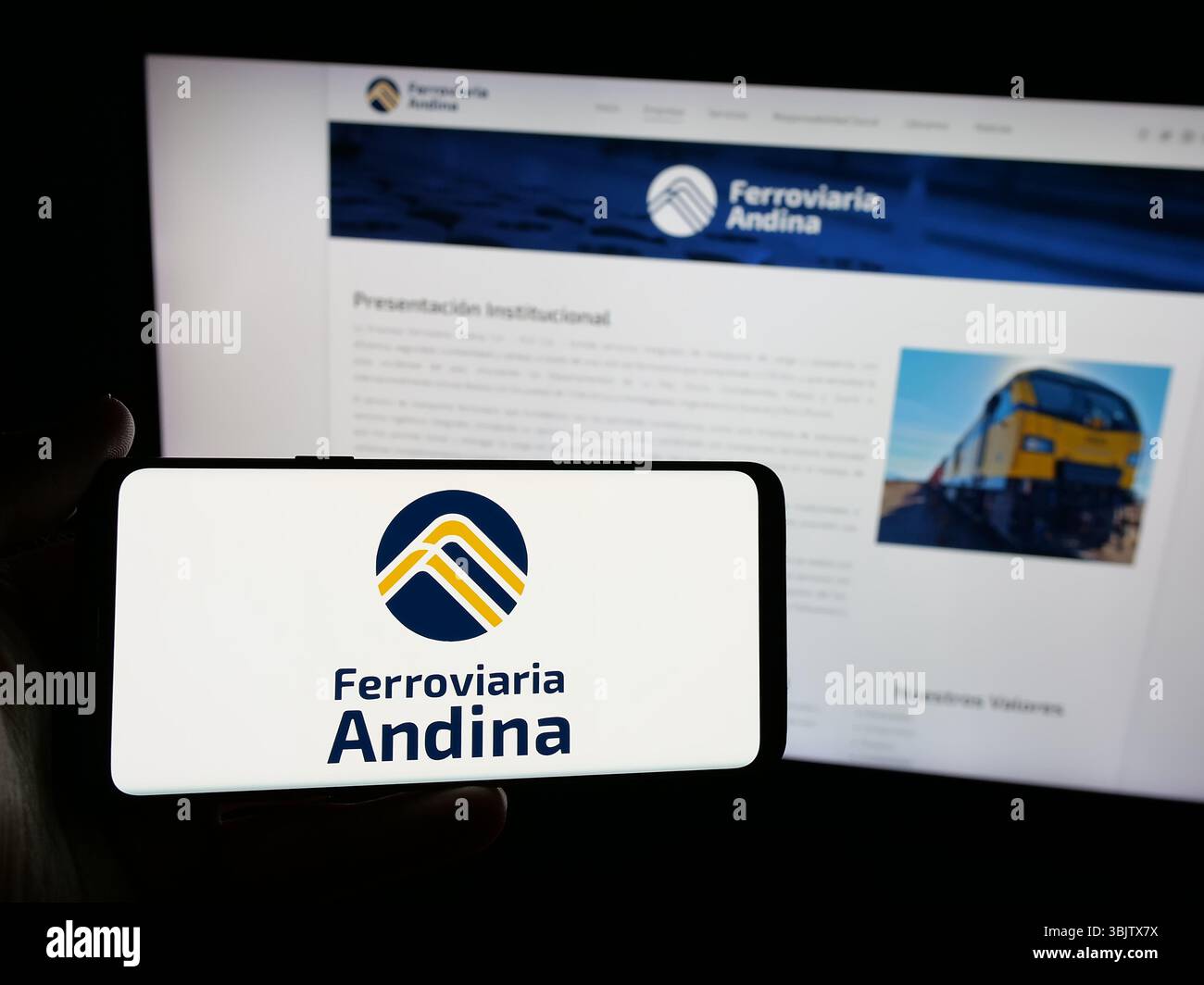 Stuttgart, Allemagne - 04-09-2025 : personne tenant un smartphone avec le logo de la société Empresa Ferroviaria Andina S.A. (FCA) sur l'écran devant le site. Banque D'Images