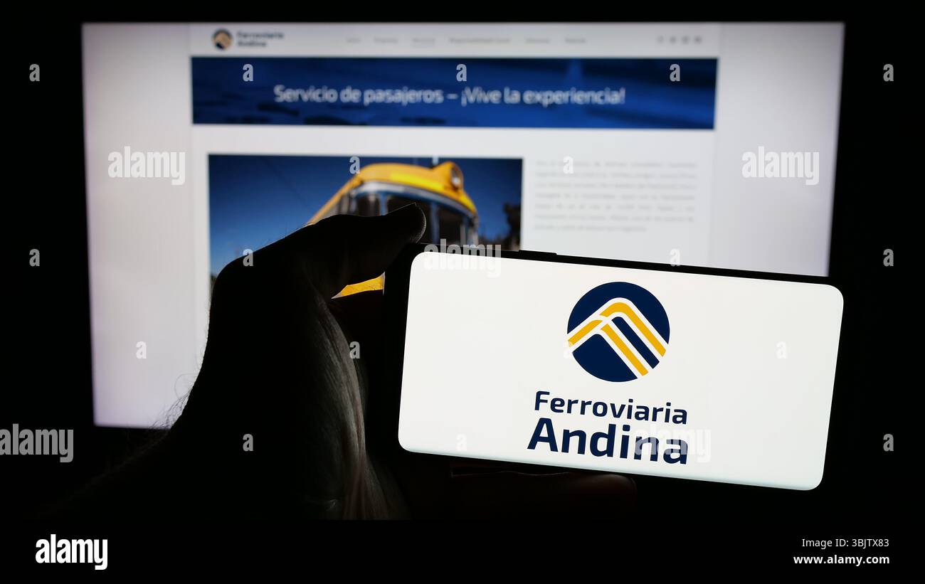 Stuttgart, Allemagne - 04-09-2025 : personne tenant un téléphone portable avec le logo de la société Empresa Ferroviaria Andina S.A. (FCA) sur l'écran devant la page web Banque D'Images