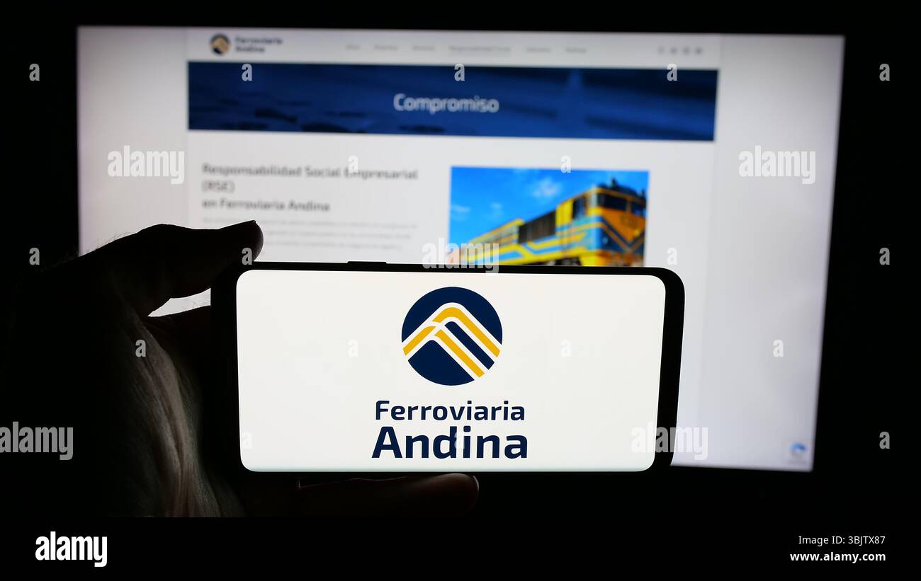 Stuttgart, Allemagne - 04-09-2025 : personne tenant un téléphone portable avec le logo de la société Empresa Ferroviaria Andina S.A. (FCA) sur l'écran devant la page web. Banque D'Images