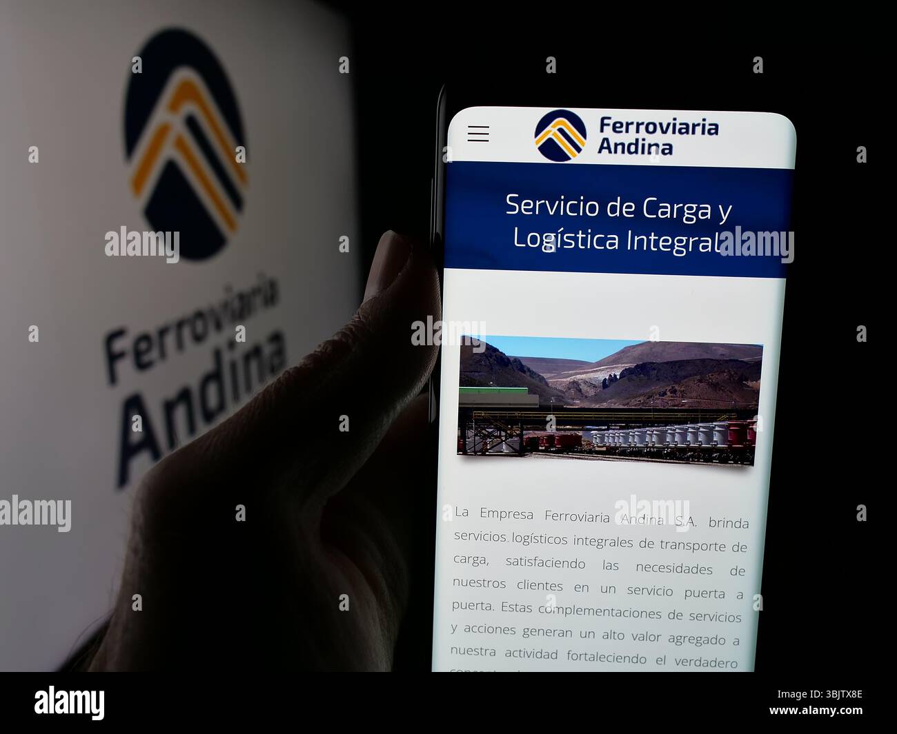 Stuttgart, Allemagne - 04-09-2025 : personne tenant un téléphone portable avec la page web de la société Empresa Ferroviaria Andina S.A. (FCA) sur l'écran devant le logo. Banque D'Images