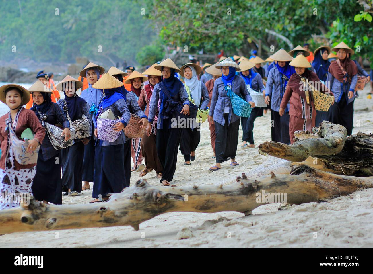 Des femmes de la plage de wedi Ombo, vêtues d'une tenue javanaise traditionnelle, ont assisté à la cérémonie traditionnelle de Ngalangi Banque D'Images
