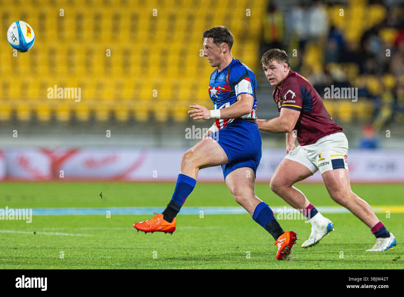 Wellington, NEW ZEALAND - MAY 16 : Hurricanes player Cam Roigard attempts to clear the ball away from danger during the Super Rugby Pacific round 14 fixture between the Hurricanes and Highlanders at the Sky Stadium on May 16th, 2025 in Wellington, New Zealand. (Photo by James Foy/Speed Media/Icon Sportswire) (Icon Sportswire via AP Images) Banque D'Images