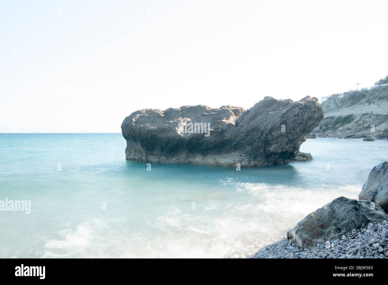 Un rocher dans la mer Banque D'Images