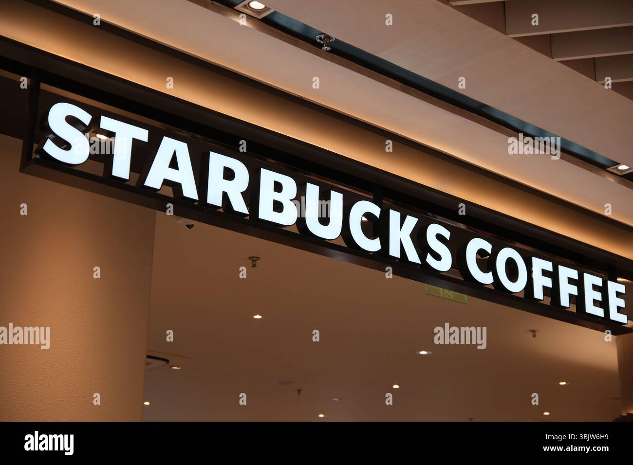 Shanghai, Chine-Feb.22nd 2025 : logo de marque Starbucks Coffee Company sur le magasin Banque D'Images
