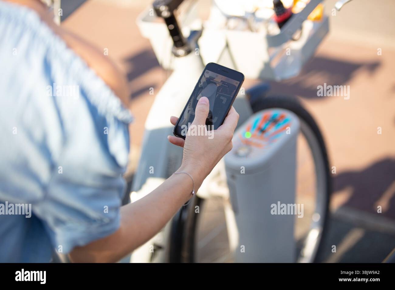 jeune étudiant attrayant loue un vélo Banque D'Images