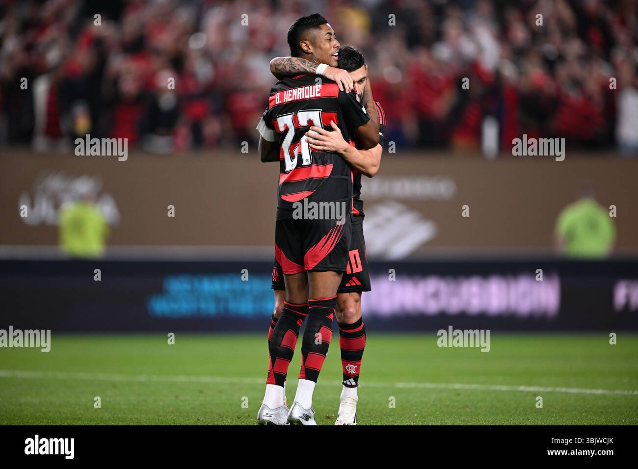 Philadelphie, États-Unis. 16 juin 2025. Giorgian de Arrascaeta (R) du CR Flamengo célèbre son but avec Bruno Henrique lors du match de football du Groupe d entre le CR Flamengo brésilien et l'espérance de Tunisie de Tunis lors de la Coupe du monde des clubs FIFA 2025 à Philadelphie, aux États-Unis, le 16 juin 2025. Crédit : Wu Xiaoling/Xinhua/Alamy Live News Banque D'Images