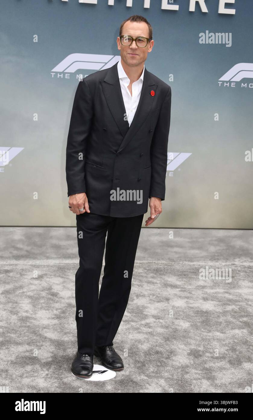 16 juin 2025, New York, New York, États-Unis : L'acteur TOBIAS MENZIES vu lors des arrivées pour Apple original films première mondiale de â€˜F1 le Movieâ€™ à Times Square. (Crédit image : © Nancy Kaszerman/ZUMA Press Wire) USAGE ÉDITORIAL SEULEMENT ! Non destiné à UN USAGE commercial ! Banque D'Images