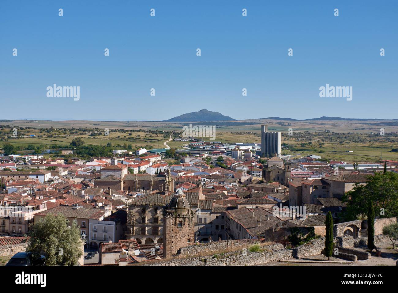 Vue générale de Trujillo, Caceres, capturée depuis le château par une journée claire et ensoleillée. La vieille ville peut être vue avec ses toits rougeâtres, ses tours et son monume Banque D'Images